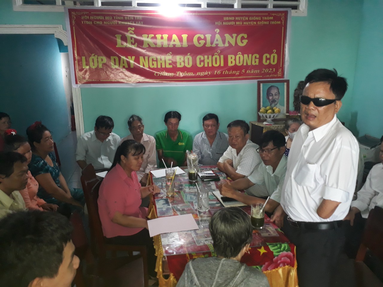 Tỉnh hội Bến Tre tổ chức lớp dạy nghề bó chổi bông cho người mù huyện Giồng Trôm